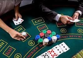 Màn hình casino trực tiếp với dealer chuyên nghiệp